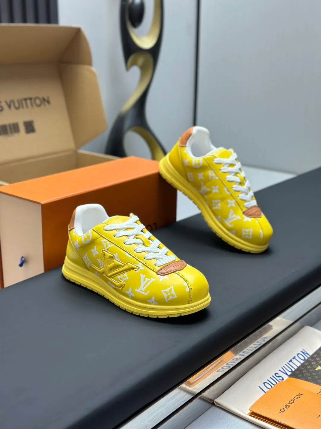 👟👟Ex-factory price 680👟👟 Full set of packaging with airplane box💰Top version LV-Louis Vuitton-classic catwalk new style 1:1 development replica of the original version! ! The upper foot is very comfortable. It is made of luxurious materials and fine workmanship. The midsole is printed with English letters "Made in Europe". The upper is made of calfskin imported from Italy. The side is decorated with the brand's LOGO and signature. The latest latex foot pads and mesh lining make the foot feel super comfortable. The original two-color TPU combination outsole is specially provided by the original factory. Bag technology Goodyear stitched edges Fabric: Exclusive customized first-layer cowhide Accessories: Exclusive private model Vuitton logo, lining: Customized silk mesh lining - first-layer silk cowhide lining Outsole: TPU combination outsole wear-resistant, non-slip and anti-yellowing Foot pads: new latex pads-mesh sweat-absorbent Counter technology: fully computerized sewing machine wire drawing Toe box back cover Hot and cold shaping Full set of pull-top lasts with medium and low logo patterns Special counter packaging - shoelaces, certificate, card, instructions, certificate of quality, dust bag, the most complete packaging on the entire network, women's 35-40 men's 38-46 (38/46 customized, non-refundable! GD9916